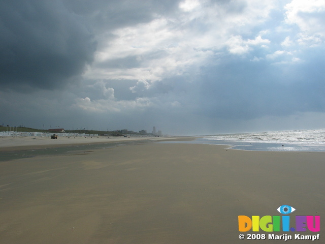 28164 Clouds over beach (Zandvoor aan Zee in distance)